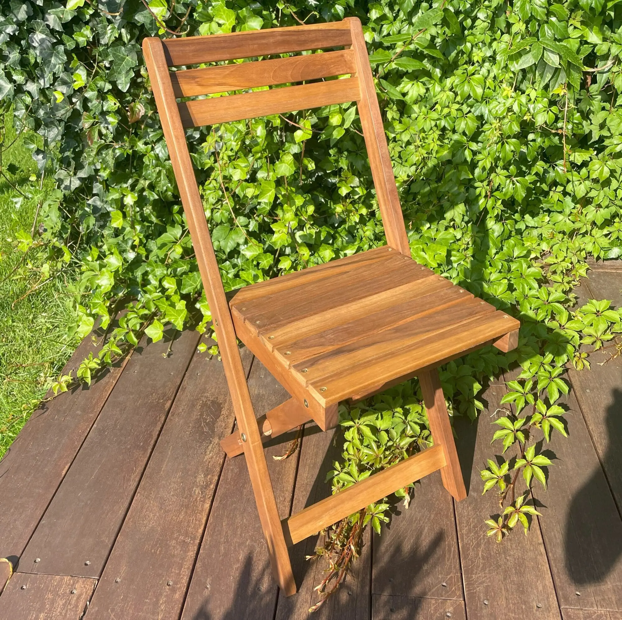 Cafésæt i Akacietræ. Firkantet bord og 2 stole. Smukt Altansæt / Cafésæt.