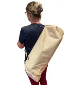 Yogataske – Rummelig yogataske til måtte og tilbehør. Praktisk og let med bæresele og lommer.