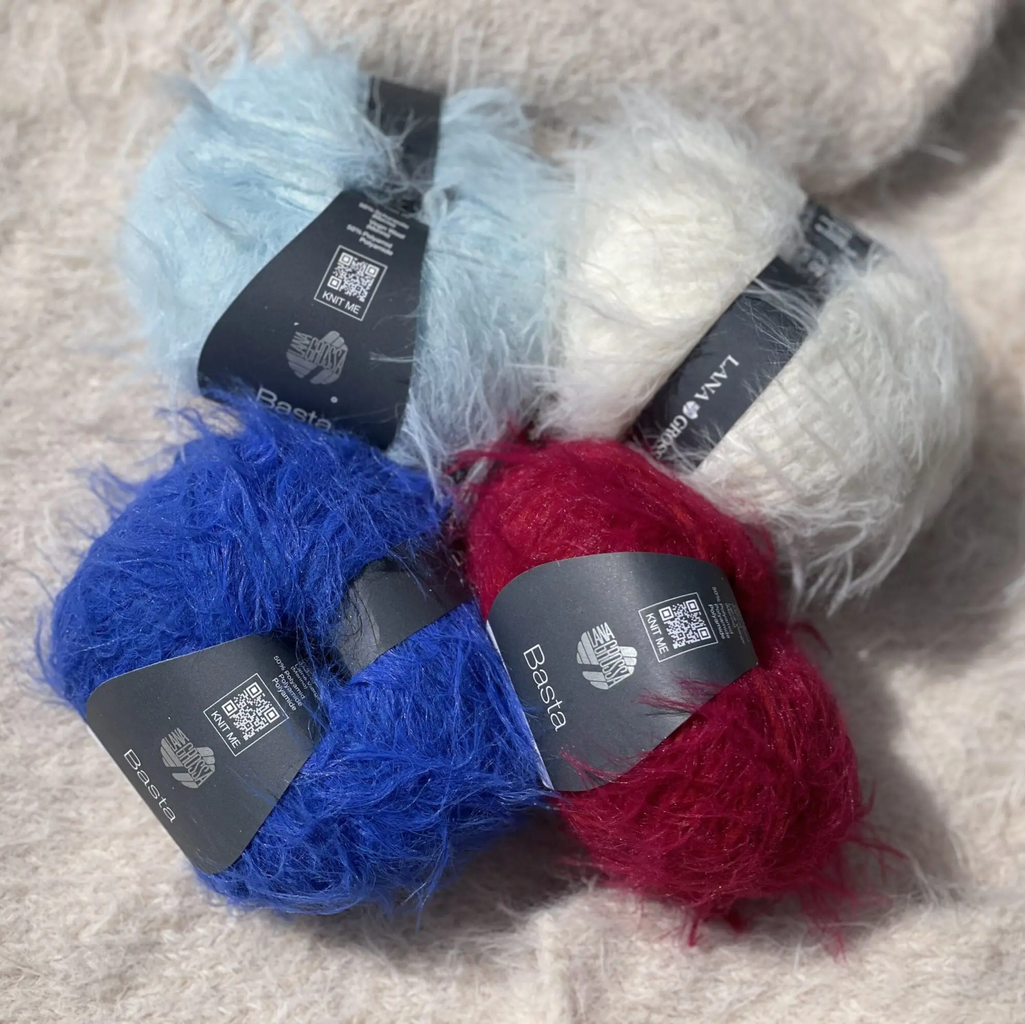 StrikkeKit “Fuzzy Cardigan” (Opskrift + Garn) – Ultra blød og elegant – Størrelse M