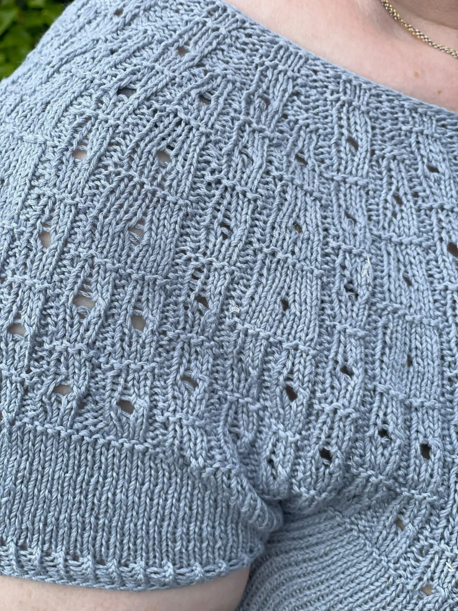 Garnpakke – “Nethe Sommer” (XS-L) af Hanne Larsen strikket i Arezzo fra Hjertegarn