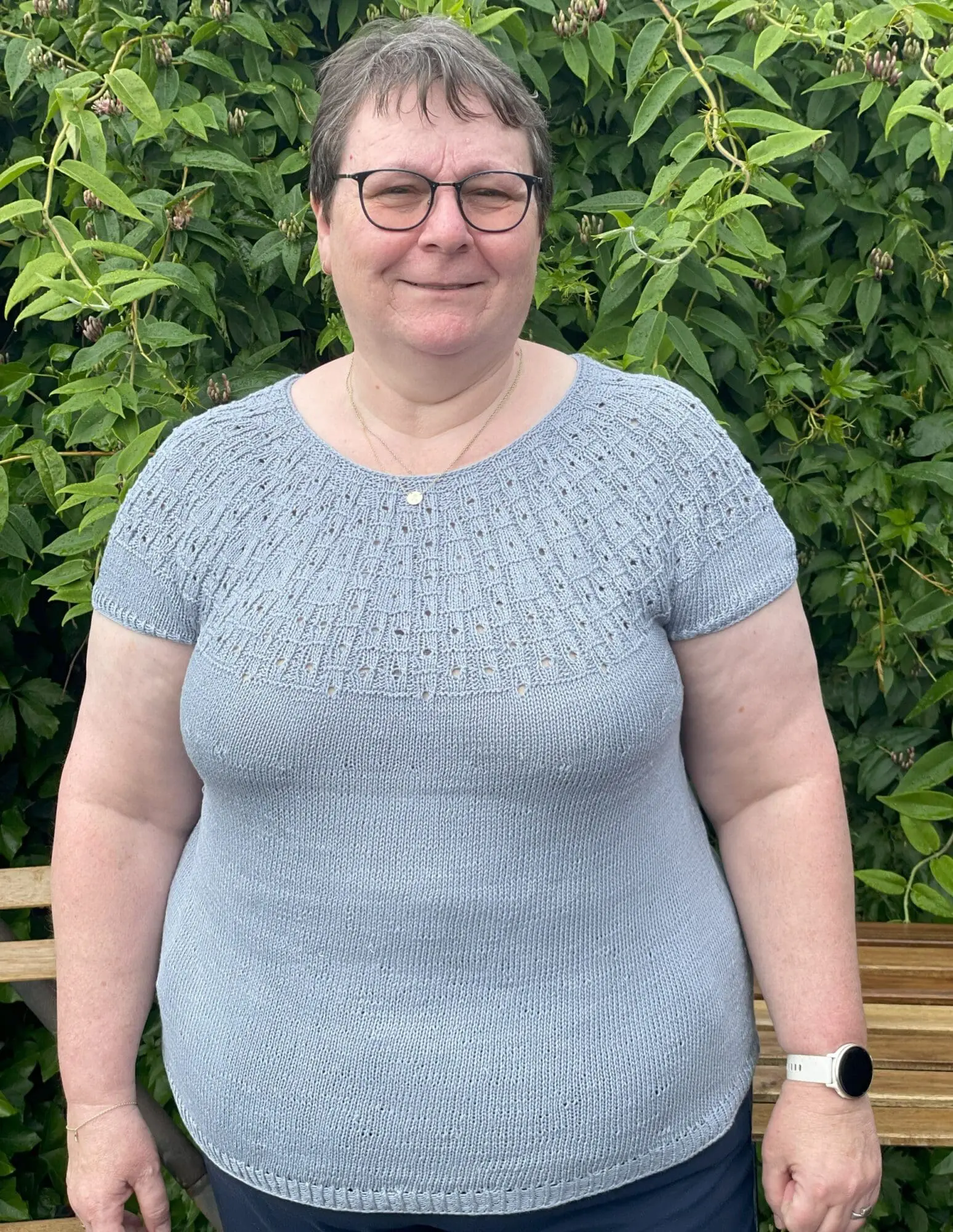 Garnpakke – “Nethe Sommer” (XS-L) af Hanne Larsen strikket i Arezzo fra Hjertegarn