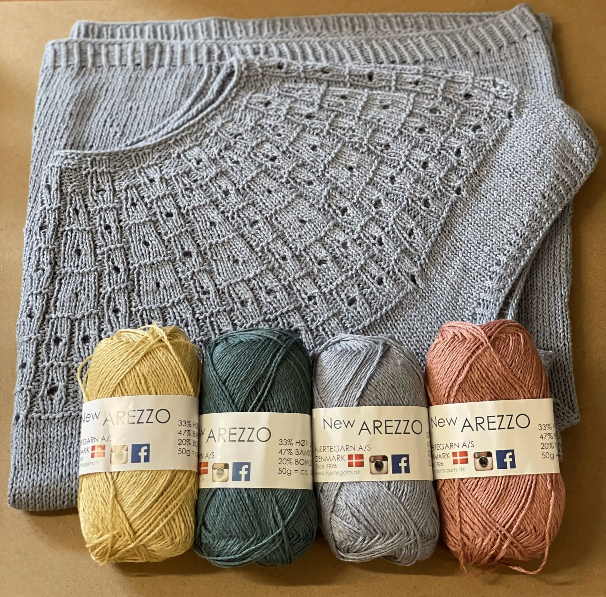 Garnpakke – “Nethe Sommer” (XS-L) af Hanne Larsen strikket i Arezzo fra Hjertegarn