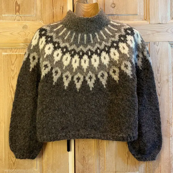 Strikkeopskrift – Sweater “Søster Runa” – Strikkes i børstet Uld fra Hjertegarn