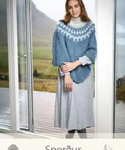 Strikkeopskrift – Fnug-let Poncho “Sporður” 39-07 – Strikkes i “Plötulopi” Islandsk Uldgarn