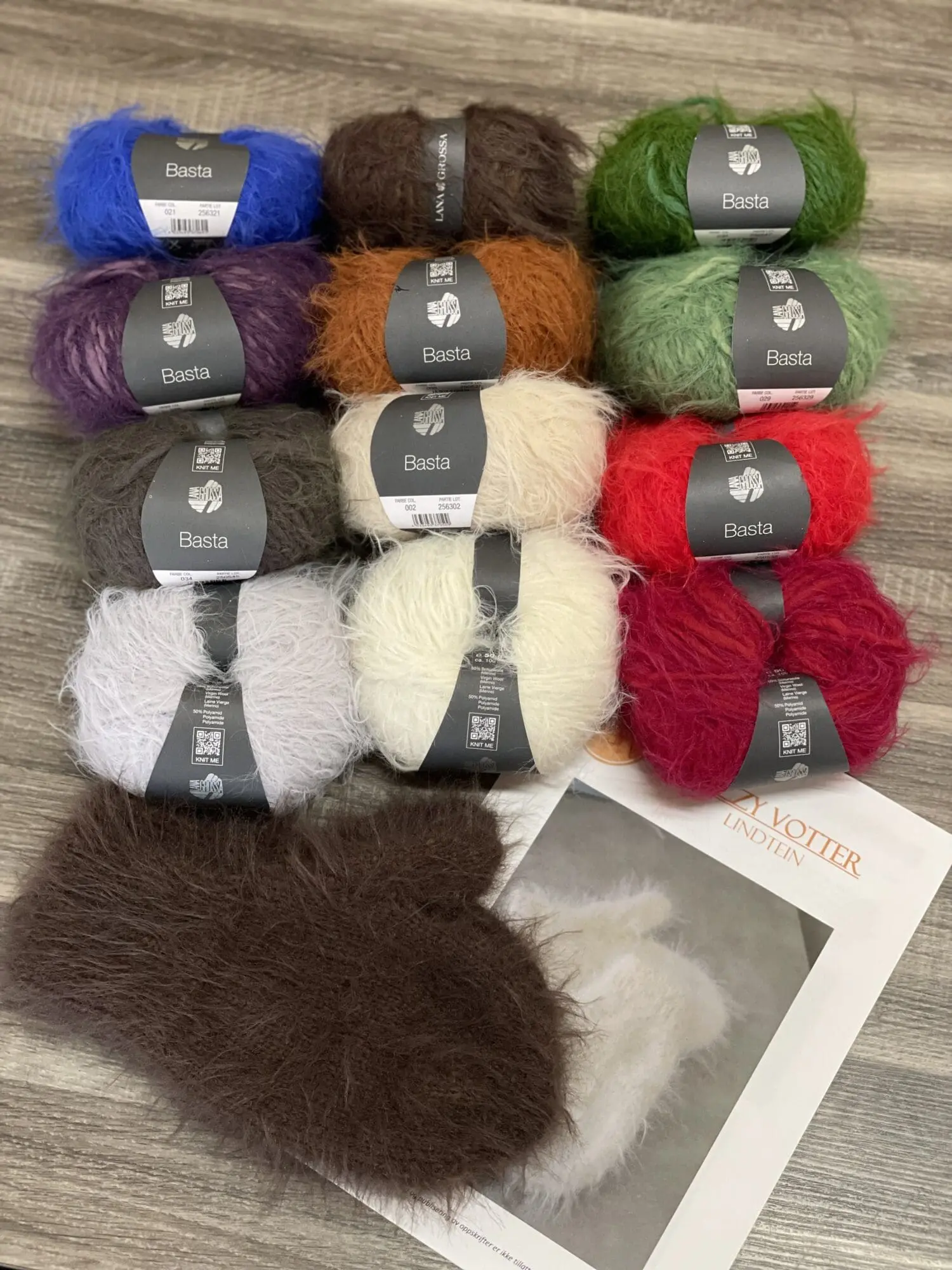 StrikkeKit “Fuzzy Vanter / Luffer” – Ultra bløde, varme og elegante. (Garn+ Opskrift)