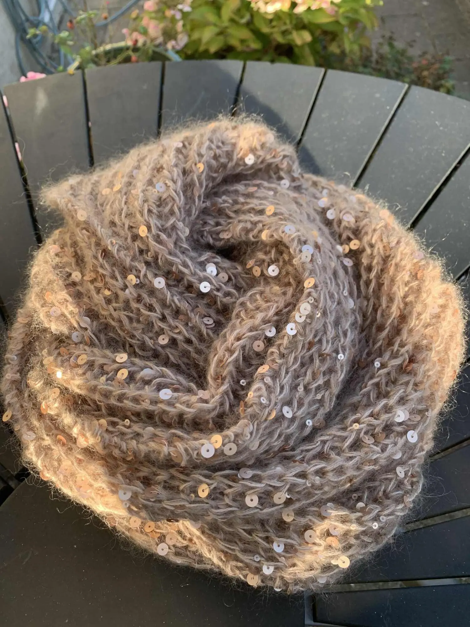 StrikkeKit “Idas Scarf” Ultra blødt og elegant scarf med effektgarn.