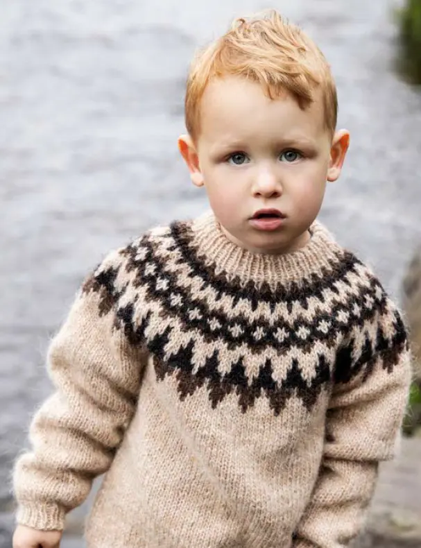 StrikkeKit – Islandsk Børnesweater “Æsa” Størrelse 1-3 År. Populært lopi mønster (Spuni – Blød merinould)