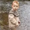 StrikkeKit – Islandsk Børnesweater “Æsa” Størrelse 1-3 År. Populært lopi mønster (Spuni – Blød merinould)