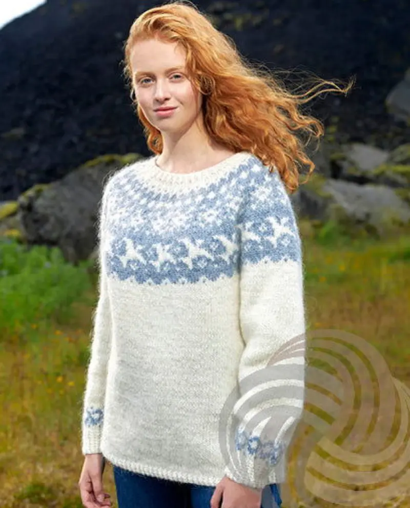Farfuglar en virkelig flot og skøn sweater der strikkes i Lettlopi. Hvid version. Køb på NemHjem.dk til bedste pris