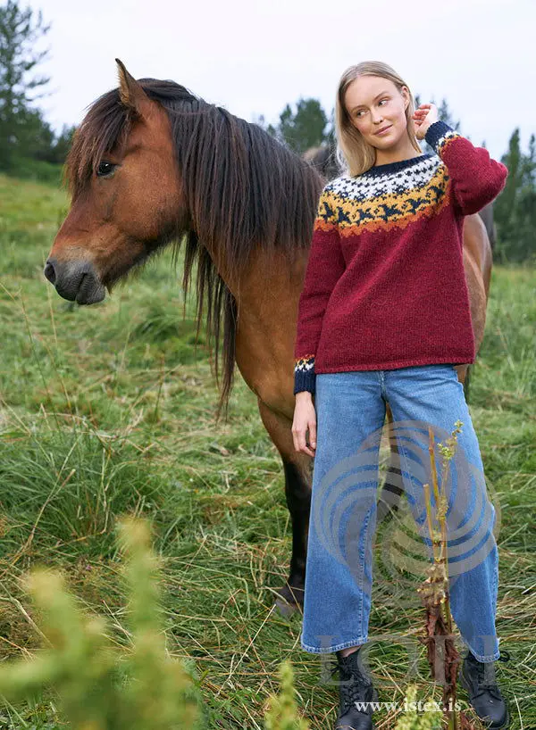 Farfuglar en virkelig flot og skøn sweater der strikkes i Lettlopi. Rød version. Køb på NemHjem.dk til bedste pris