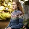 StrikkeKit – Islandsk sweater Unisex “Sexblaðarós” Blå / Flerfarvet i “Plötulopi” Størrelse 2XL