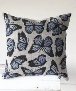 Baldyre Blå Sommerfugle Pude Broderikit – Dansk design 40×40 cm.