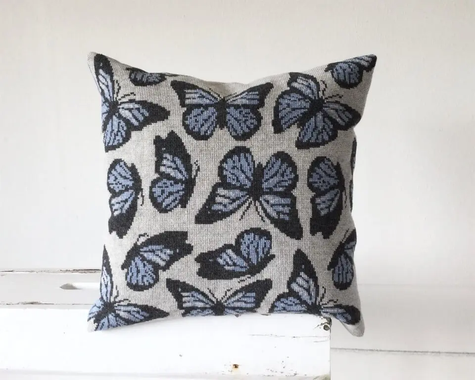 Baldyre Blå Sommerfugle Pude Broderikit – Dansk design 40×40 cm.