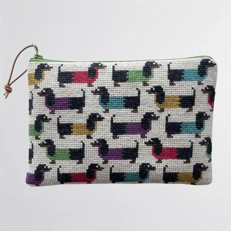 Baldyre Broderikit Clutch “Røde Hunde”. Komplet broderikit.