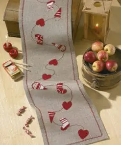 Broderikit Juleløber på natur.  33×116 cm – Julebroderi med julepynt.