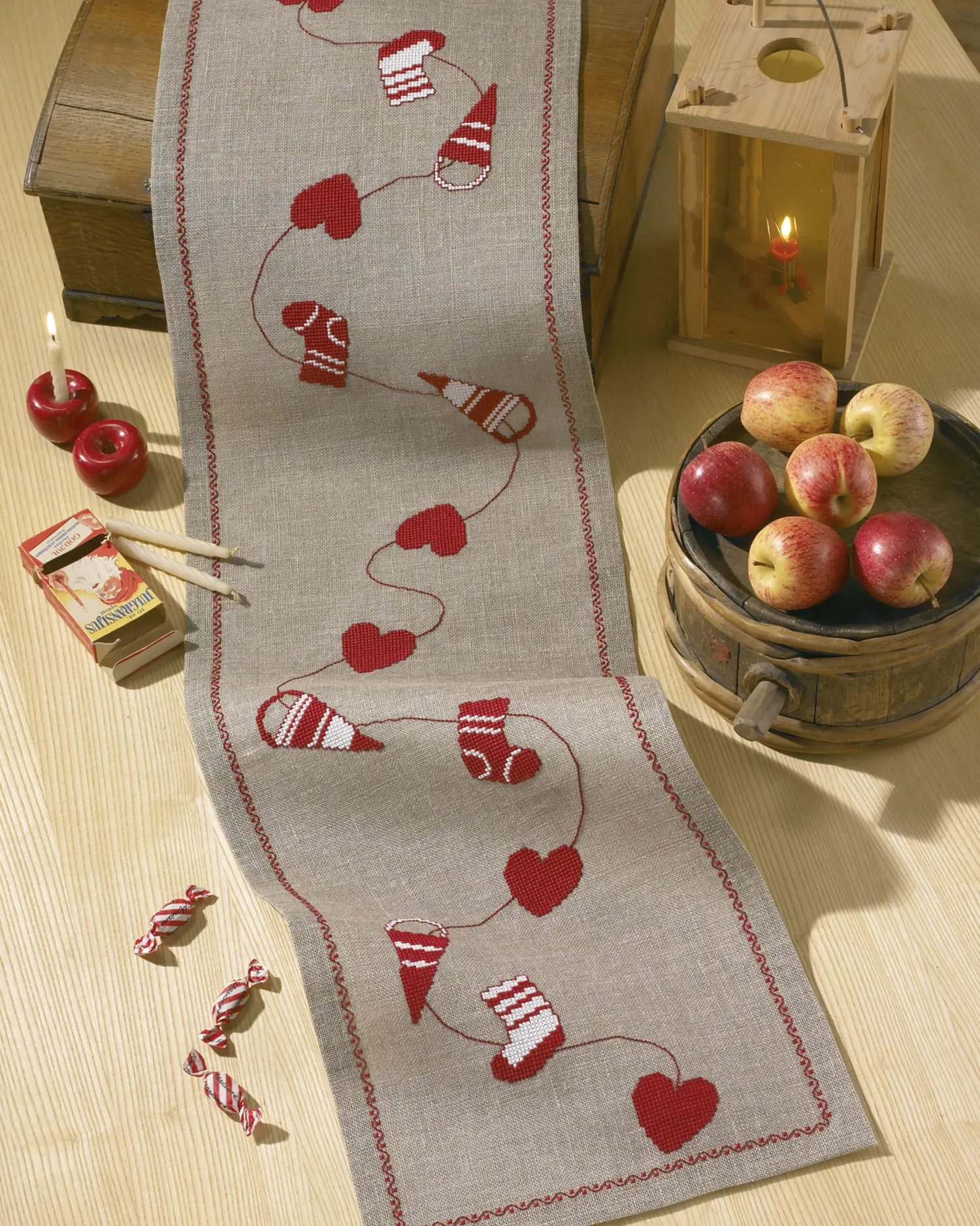 Broderikit Juleløber på natur. 33×116 cm – Julebroderi med julepynt.