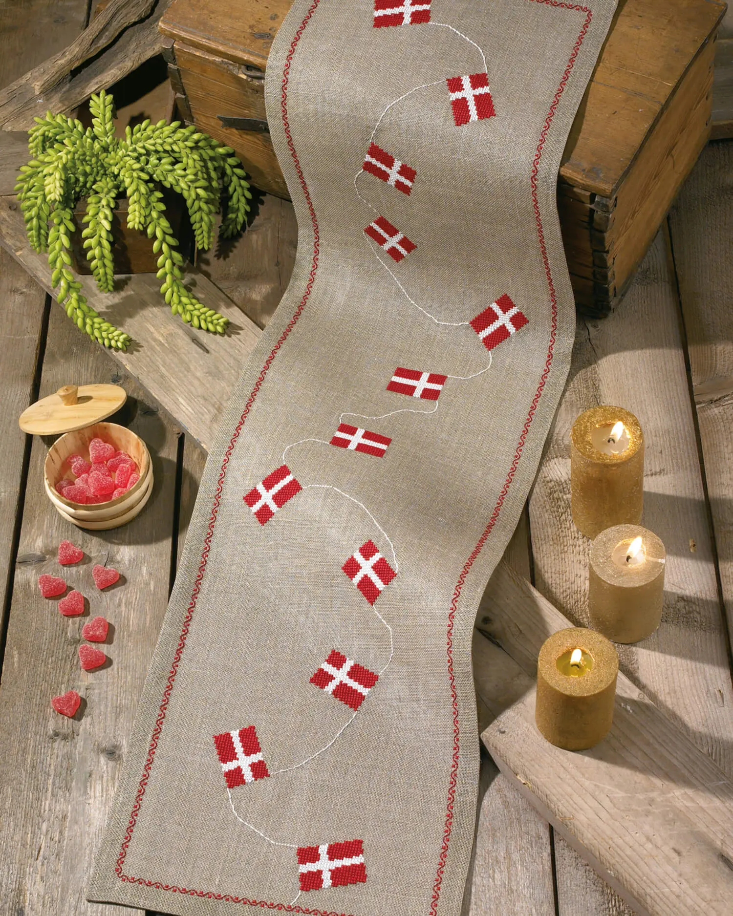 Broderikit Fødselsdagsløber med flag 33x119cm (Permin)