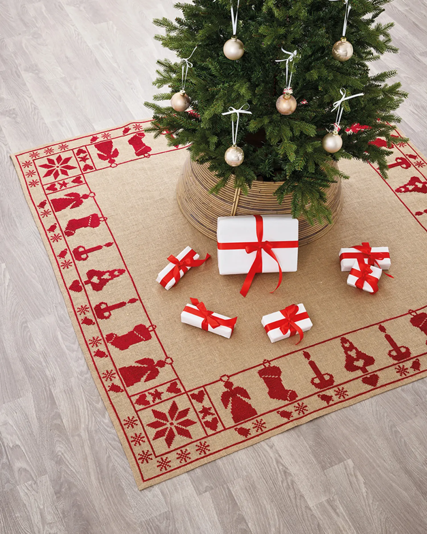 Broderikit firkantet juletræstæppe “Røde motiver” 170X170 cm. – Julebroderi