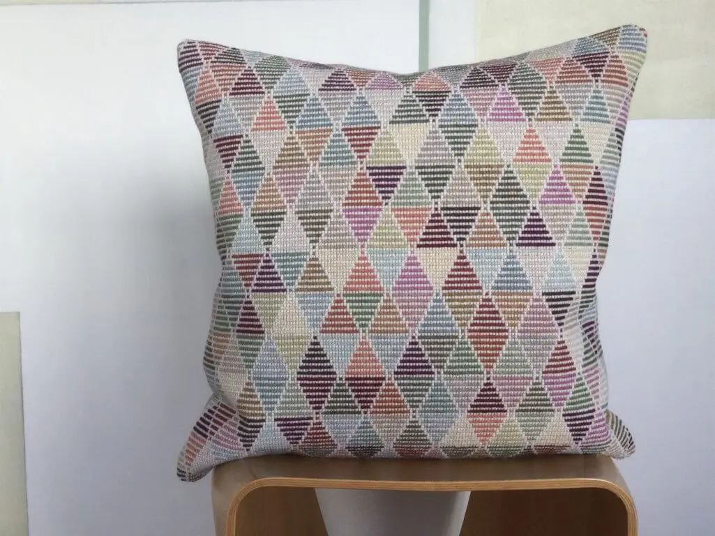 Baldyre Pick N Mix Pude “Remix Trekanter” Broderikit – Dansk design 40×40 cm.