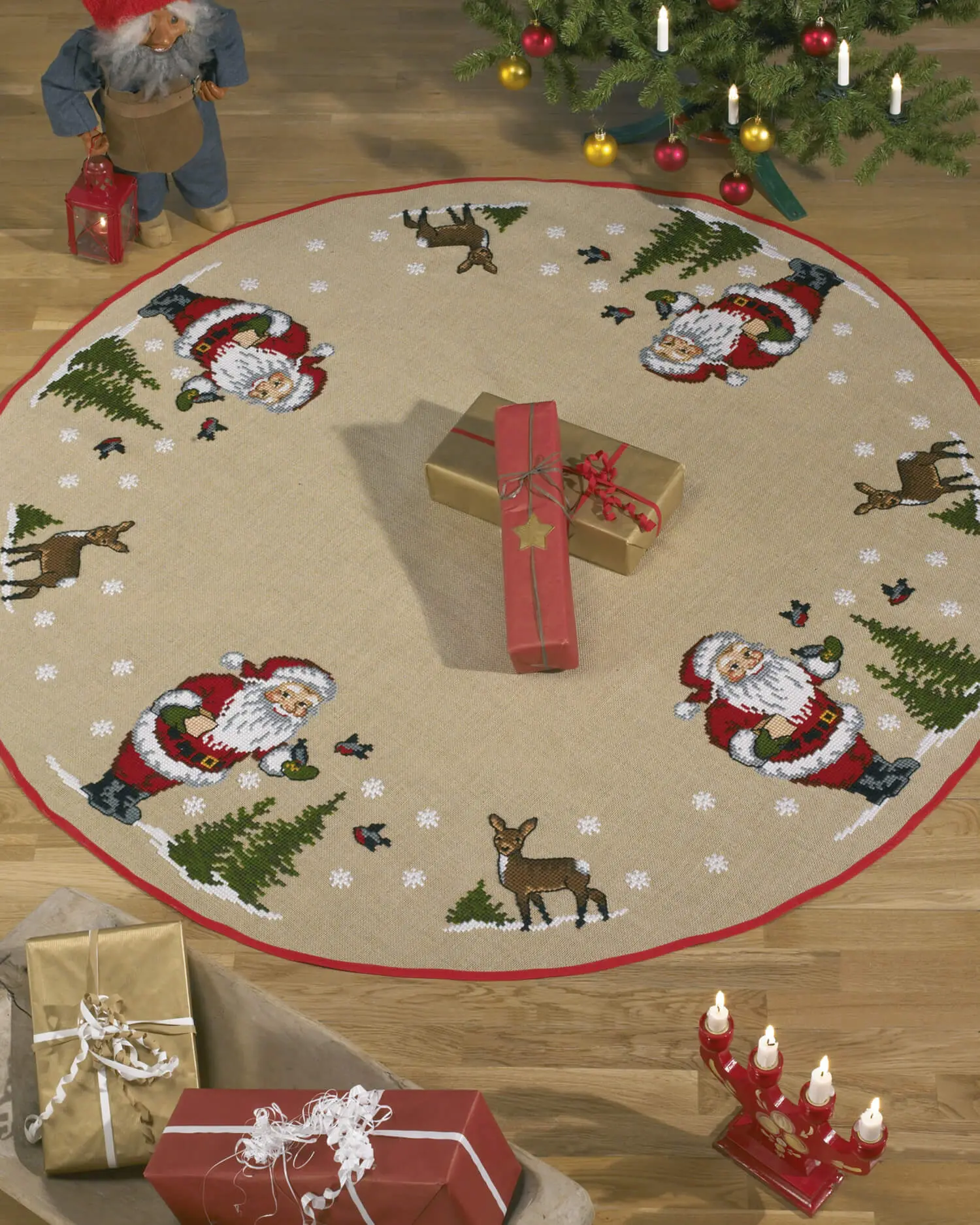 Broderikit rundt juletræstæppe “Nisse fodrer fugle” Ø170 cm. – Julebroderi