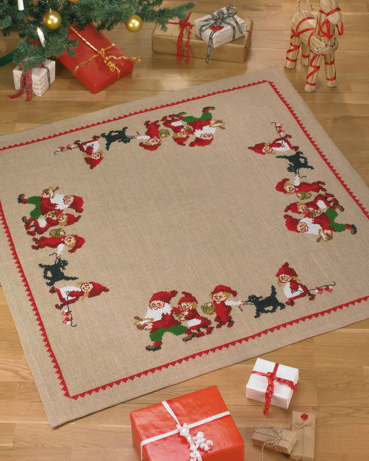 Broderikit Nisser/Sort Hund Juletræstæppe 120×120 cm – Julebroderi