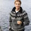 Strikkeopskrift – Sweater “Ýlir” 44-01 Herre sweater strikket i AlafossLopi. (Sendes straks)