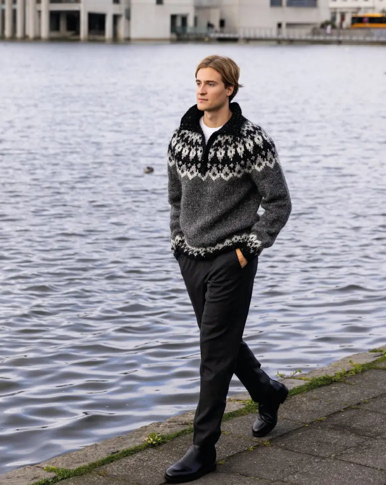 Strikkeopskrift – Sweater “Ýlir” 44-01 Herre sweater strikket i AlafossLopi. (Sendes straks)