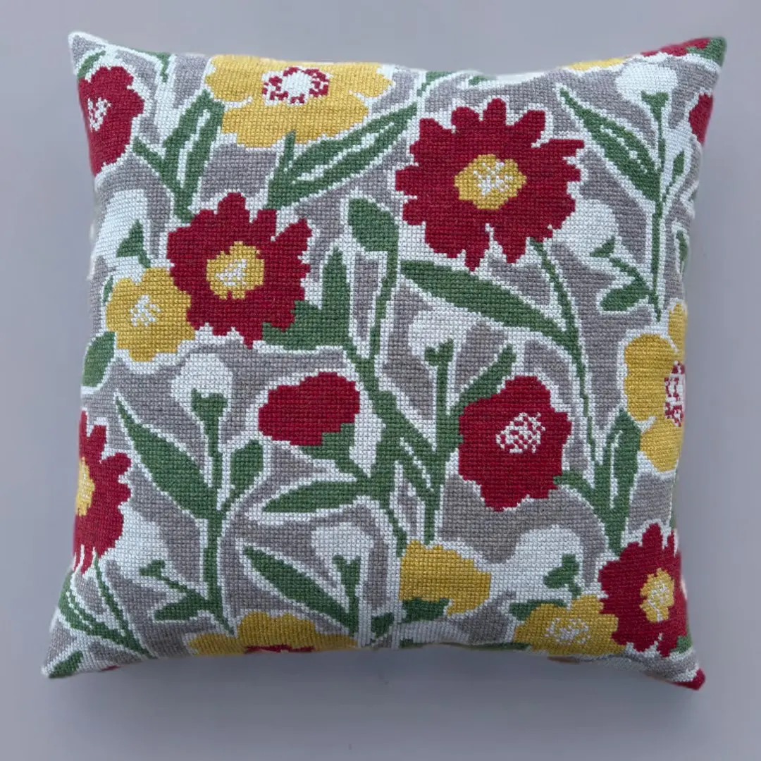 Broderikit Pude Sommerflor – Baldyre | DIY Broderipude med Blomstermotiv – Dansk design