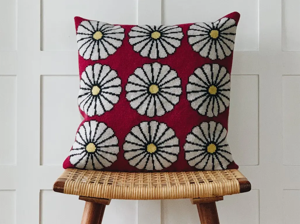 Broderikit Pude Marguritter – Baldyre | DIY Broderipude med Blomstermotiv – Dansk design