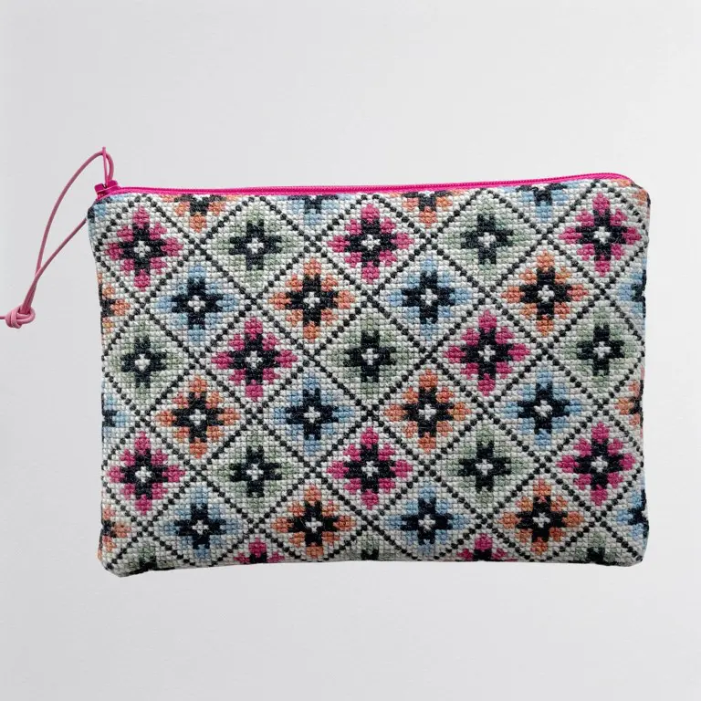 Broderikit “Dalarna” Clutch fra Baldyre – DIY clutch med nordisk mønster