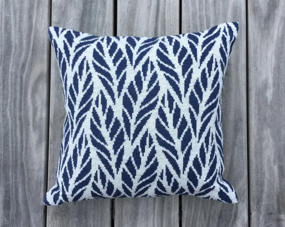 Broderikit Pude “Ud af det blå” fra Baldyre – DIY pude med grafisk bladmønster | Dansk Design