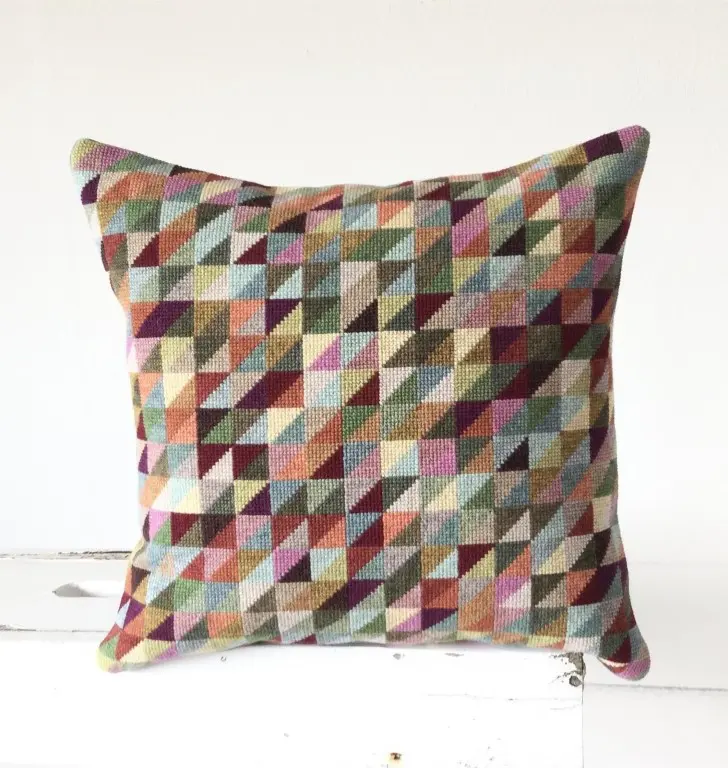 Baldyre Pick N Mix Pude “Twist N Turn” Broderikit - Dansk design 40x40 cm. Køb på www.nemhjem.dk