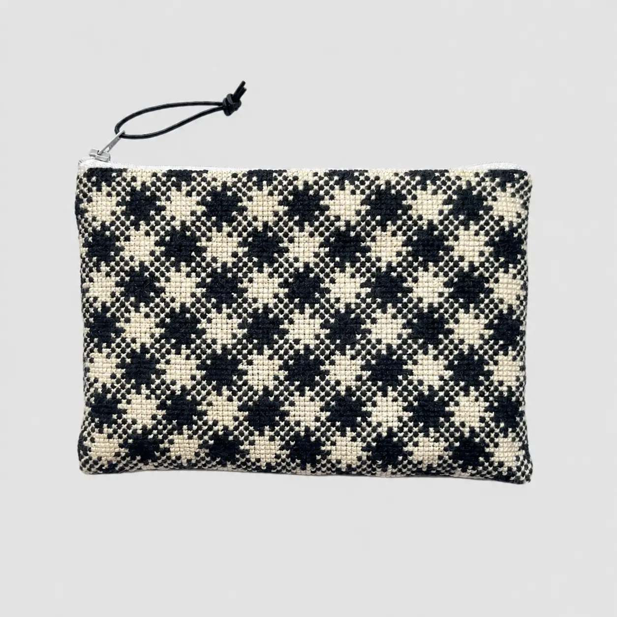 Baldyre Broderikit Clutch Chic – sort/råhvid DIY clutch. Dansk design.