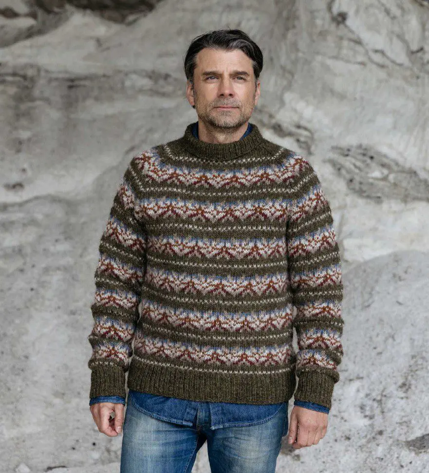 Strikkeopskrift Nostalgía 44-12 – Islandsk sweater med mønster i Léttlopi (Sendes straks)