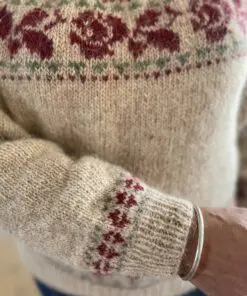 Strikkekit Sweater med rosenbort L/XL | Ístex Léttlopi Garn + Opskrift