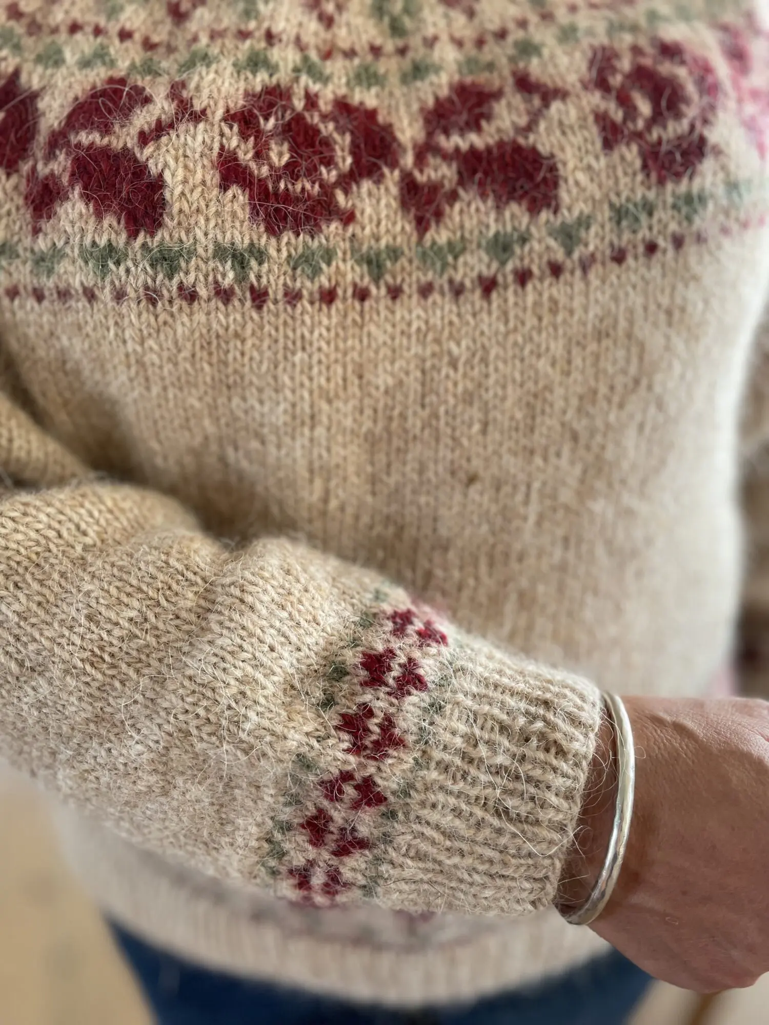 Strikkekit Sweater med rosenbort L/XL | Ístex Léttlopi Garn + Opskrift