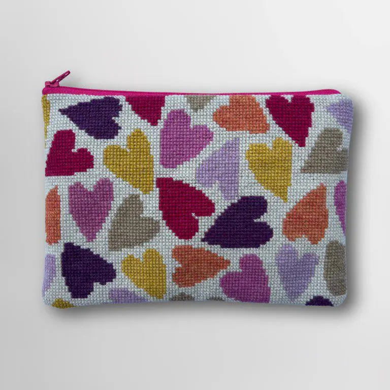 Baldyre Broderikit Clutch “Sweethearts” – Farverig clutch med hjerter | Dansk design