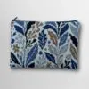 Baldyre Vildnis broderikit clutch med botanisk bladmønster i blå og naturfarver
