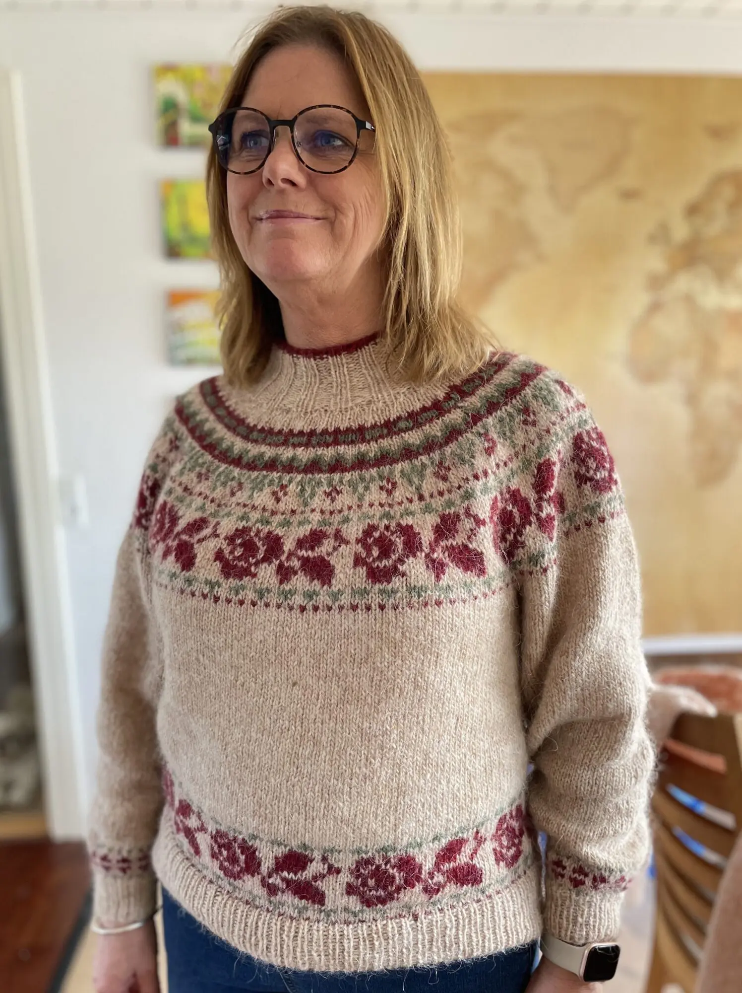 Strikkekit Sweater med rosenbort L/XL | Ístex Léttlopi Garn + Opskrift