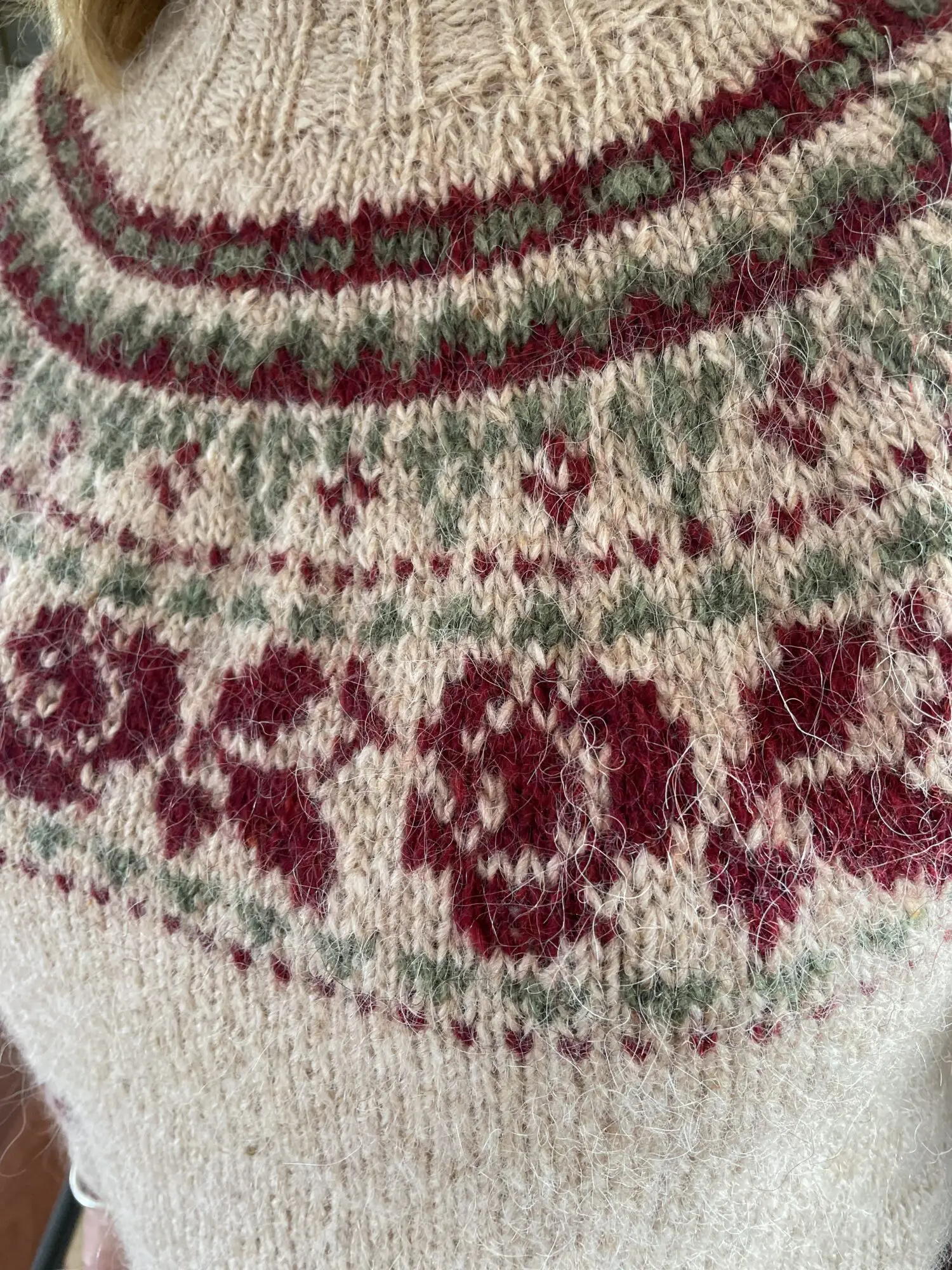 Strikkekit Sweater med rosenbort L/XL | Ístex Léttlopi Garn + Opskrift