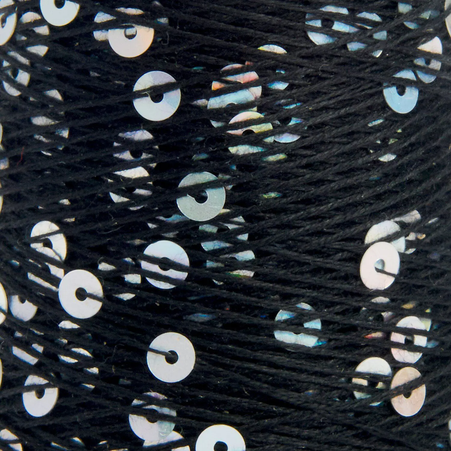 Make It Paliette 012 Swartz Silber Closeup. Effektgarn med palietter. Sort følgetråd med sølvfarvede palietter.