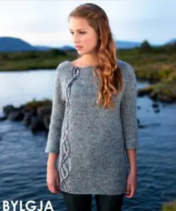 Bylgja Strikkeopskrift 31-23 – Lang damesweater i Léttlopi | XS-XL (Sendes straks)