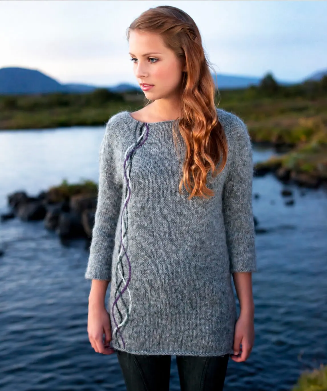 Bylgja 31-23 – lang damesweater i Léttlopi, designet af Guðbjörg Pálmadóttir. Foto