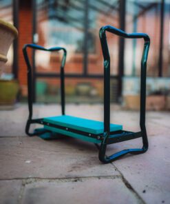 Foldbar haveskammel og knæpude med redskabspose – 2 i 1