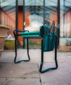 Foldbar haveskammel og knæpude med redskabspose – 2 i 1