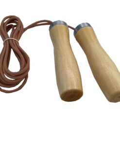 Sjippetov i læder med håndtag i træ. Lækkert kvalitetssjippetov i naturlige materialer. Købes på www.nemhjem.dk