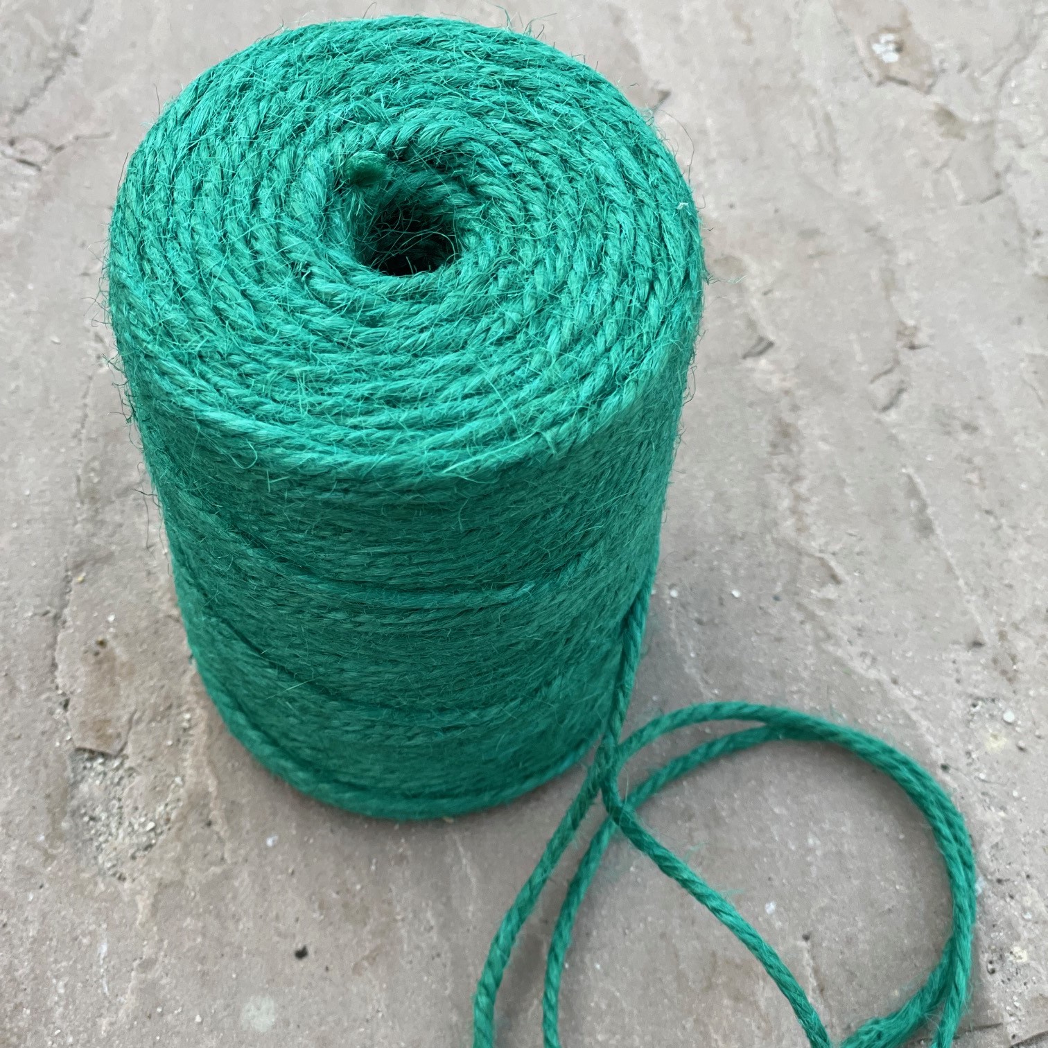 Opbindingssnor i grøn – Jutesnor – Flot rustik kvalitet. Rulle med ca. 100 meter / 200 Gram