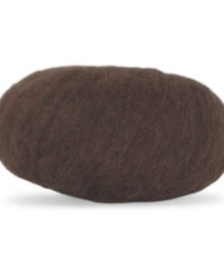 Hjertegarn Brushed Baby Alpaca er ideelt til projekter, der kræver et let og luftigt udtryk. Farve 0209 Brun