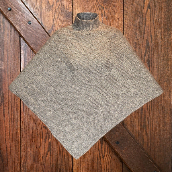 Strikke Kit – Skøn Poncho “Elegante Elna” – Garn og opskrift(Størrelse S-L)