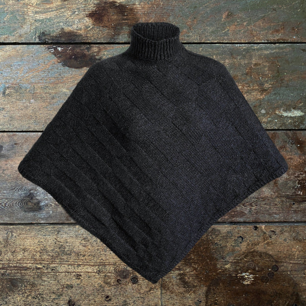 Strikke Kit – Skøn Poncho “Elegante Elna” – Garn og opskrift(Størrelse S-L)